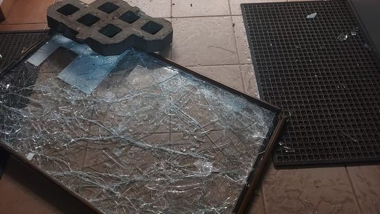 39-latek odpowie za uszkodzenie mienia oraz kradzież z włamaniem do sklepu w Nowej Hucie