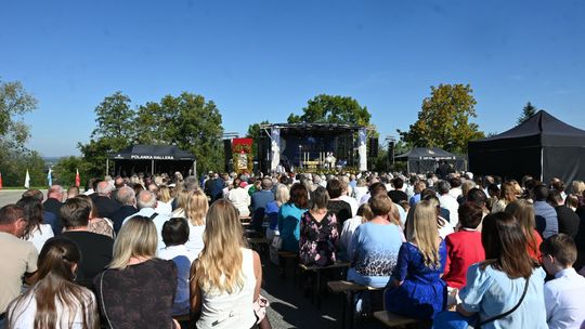 700 lat parafii w Krzęcinie. Kardynał Grzegorz Ryś przewodniczył jubileuszowym uroczystościom