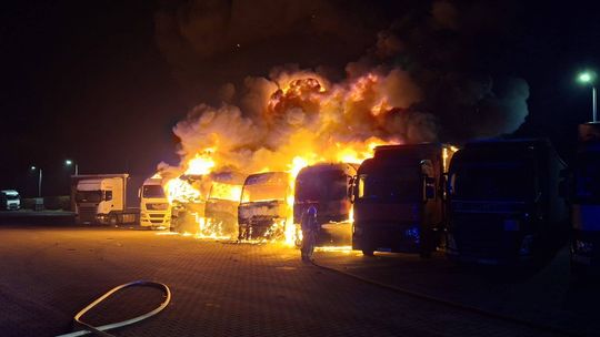 8 samochodów uległo spaleniu na śląsku. Sprawę bada policja 8 samochodów uległo spaleniu na śląsku. Sprawę bada policja