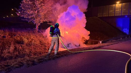 Auto na dachu stanęło w ogniu w Szarowie. Wieczorna akcja strażaków