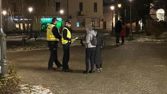 Bądź widoczny! Wieliccy policjanci rozdawali pieszym odblaski