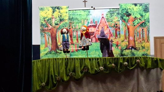 Bajkowe historie i teatralne emocje w Książnicach! Trzy spektakle przyciągnęły mieszkańców. Wielki finał z „Jasiem i Małgosią”