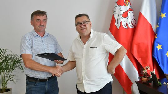 Będzie nowy chodnik i poprawa bezpieczeństwa przy DW 967. Podpisano umowę na inwestycję w Niewiarowie