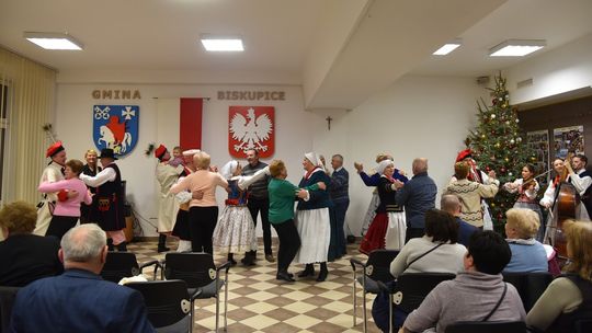 Biskupice. Kolędowanie z ZPiT „Solny Gościniec” podczas Akademii Seniora