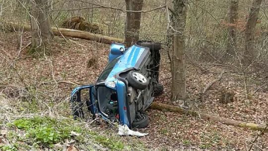 Bochnia: Samochód wypadł z drogi i spadł ze skarpy. 19-latka za kierownicą Bochnia: Samochód wypadł z drogi i spadł ze skarpy. 19-latka za kierownicą