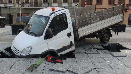 Bochnia. Samochodem wpadł do fontanny na rynku