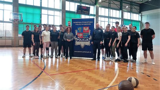 Bochnia. Testy sprawnościowe dla uczniów klas policyjnych