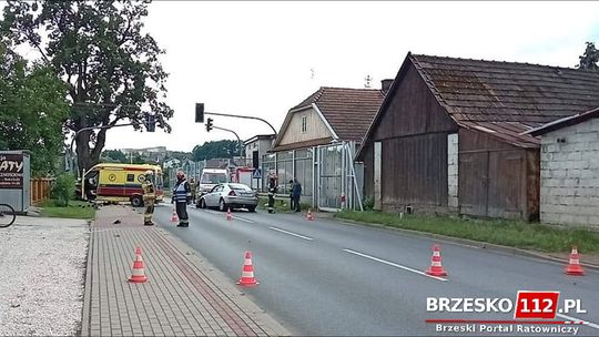 Brzesko. Zderzenie karetki z samochodem osobowym. Przewożona ambulansem kobieta ma pozytywny wynik na COVID-19