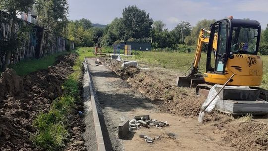 Budowa chodnika łączącego istniejące place zabaw w Bogucicach