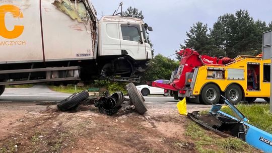 Ciężarowa Scania wypadła z DK94 w Bodzanowie. Pas w kierunku Krakowa był zablokowany przez kilka godzin