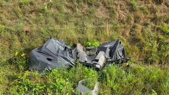 Części samochodowe w rowach przy drodze serwisowej w Szarowie. Gmina Kłaj apeluje o rozsądek