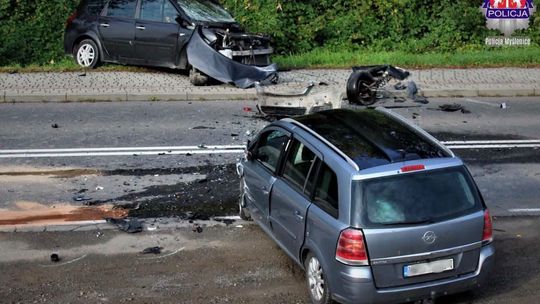 Czołowe zderzenie w Dziekanowicach. Dwie osoby trafiły do szpitala