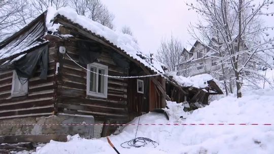 Dach drewnianego domu zawalił się pod naporem śniegu. Pięcioosobowa rodzina zdążyła się ewakuować