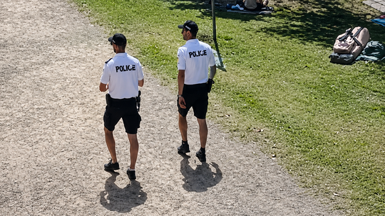 Dramat nad krakowskim akwenem. 70-latek stracił funkcje życiowe, trwała desperacka walka o jego życie