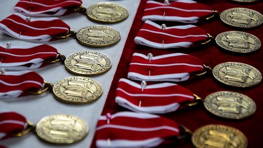 Dyrektorzy szkół powiatowych odznaczeni Medalami Komisji Edukacji Narodowej