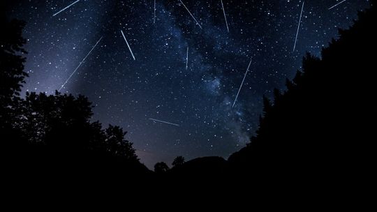 Dziś niebo zatańczy. Sprawdź, jak obejrzeć deszcz meteorów