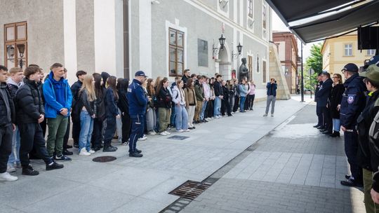 „Escape Truck” na rynku w Bochni – edukacyjna akcja przeciwko handlowi ludźmi