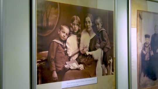 Gdów. O mamach i dla mam, czyli wernisaż wystawy "Jej portret..." połączony z muzycznym recitalem Pawła Zyguckiego
