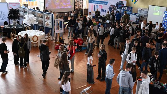 Giełda Edukacyjna w Bochni. Ósmoklasiści poznali ofertę szkół z powiatu bocheńskiego