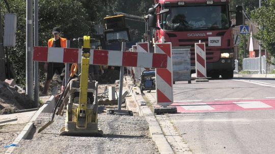 Gmina Drwinia. Modernizacja chodnika w miejscowości Dziewin dobiega końca