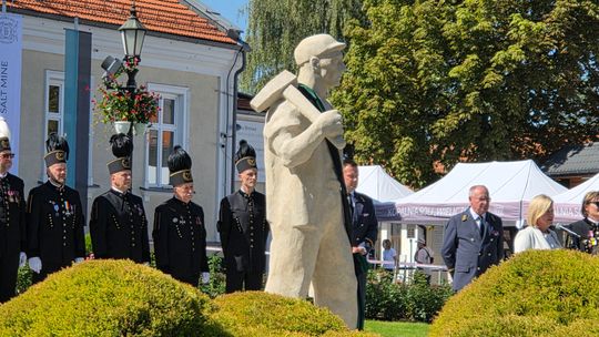 Górnik powrócił do domu. Słynna rzeźba po 20 latach znów przy Szybie Daniłowicza