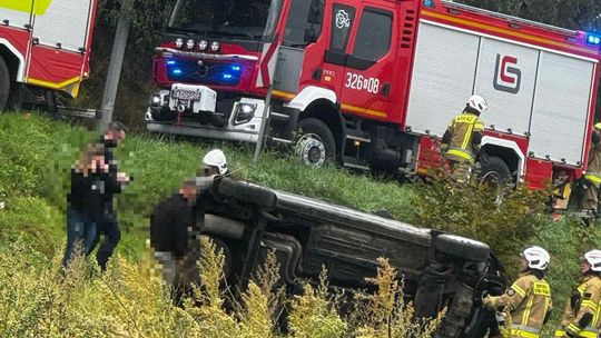 Groźne dachowanie we Wrząsowicach. Samochód przewrócił się na dach