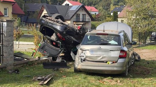 Groźne zderzenie w Łąkcie Górnej! Dwa samochody uczestniczyły w wypadku. Są poszkodowani