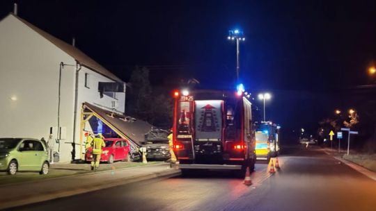 Groźnie w Mogilanach. Samochód wypadł z drogi i staranował zadaszenie lokalu