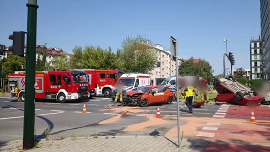 Groźny wypadek w Krakowie. Po zderzeniu samochód dachował, dwie kobiety trafiły do szpitala