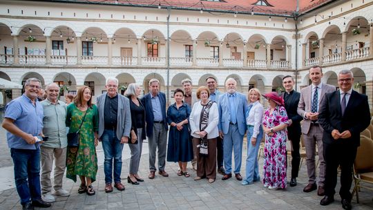 Hanna Suchocka gościem Salonu Czwartkowego w Niepołomicach. Była premier wspominała Watykan i trzech papieży
