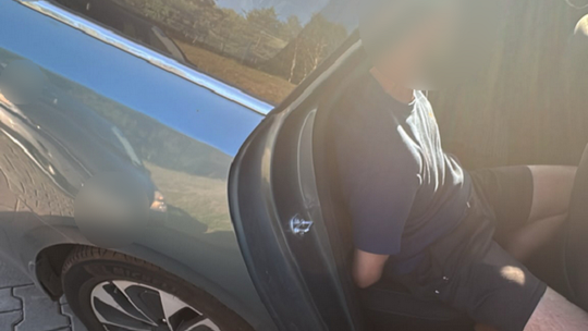 Jechał taksówką z niemal 100 tys. zł od seniorów. Policjanci zatrzymali „odbieraka” w Małopolsce