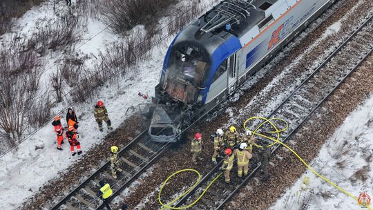 Karambol na torach pod Warszawą. Pociąg jadący do Rzeszowa uderzył w samochód stojący na torach a następnie doszło do kolejnego zderzenia z innym pociągiem