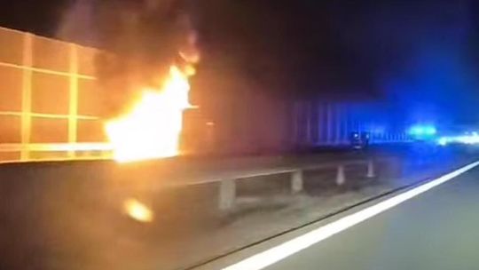 Karetka stanęła w płomieniach na autostradzie A4. Przewoziła pacjenta!