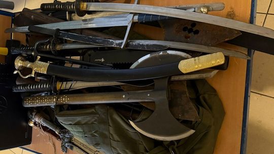 Kilkadziesiąt noży oraz miecze zabezpieczyli policjanci u 38-latka, który wygrażał nimi ekipie budowlanej a potem policjantom Kilkadziesiąt noży oraz miecze zabezpieczyli policjanci u 38-latka, który wygrażał nimi ekipie budowlanej a potem policjantom