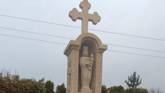 Kłaj. Dobiegły końca prace przy kapliczce słupowej w Dąbrowie Kłaj. Dobiegły końca prace przy kapliczce słupowej w Dąbrowie