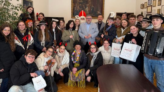 Kolęda w Starostwie - młodzież z I LO w Bochni wsparła hospicjum