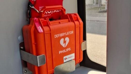 Kraków. 17 tramwajów MPK zostanie wyposażonych w defibrylatory
