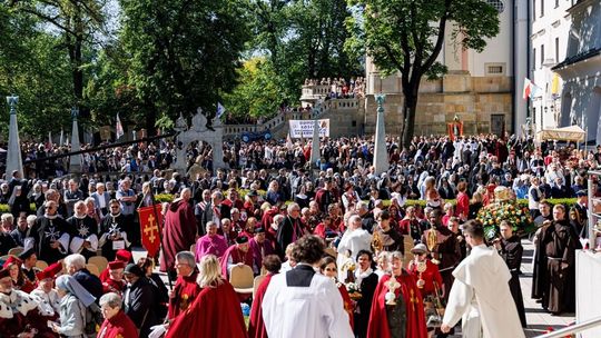 Kraków przeszedł w Procesji św. Stanisława. Wielowiekowa tradycja znów połączyła mieszkańców Małopolski Kraków przeszedł w Procesji św. Stanisława. Wielowiekowa tradycja znów połączyła mieszkańców Małopolski