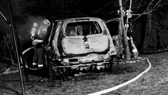 Małżeństwo spłonęło w samochodzie w powiecie mieleckim. Sprawę wyjaśnia policja