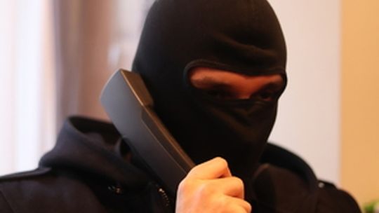 Małżeństwo z Krakowa padło ofiarą oszustwa na policjanta, tracąc prawie milion złotych Małżeństwo z Krakowa padło ofiarą oszustwa na policjanta, tracąc prawie milion złotych