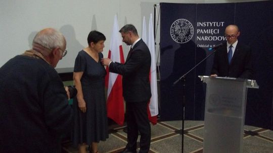 Medal Reipublicae Memoriae Meritum od Instytut Pamięci Narodowej dla Jadwigi Dudy z Wieliczki