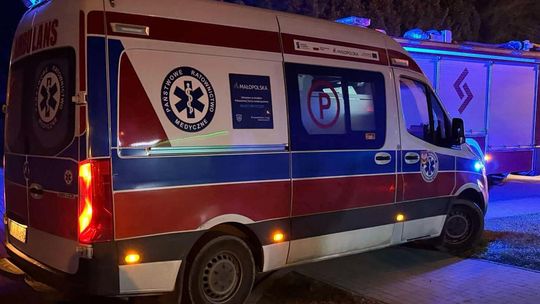 Mężczyzna utknął na daszku w bloku. Pomogli strażacy