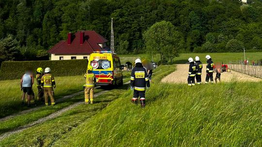 Mężczyznę przejechał traktor, lądował śmigłowiec LPR