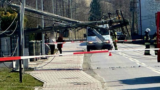 Mieszkańcy pod bocheńskiej miejscowości bez prądu. Słupy przewróciły się na ulicę!