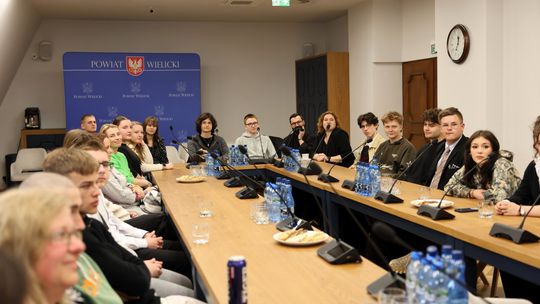 Młodzież przygotowuje się do pierwszej sesji rady powiatu. Szkolenie w Wieliczce
