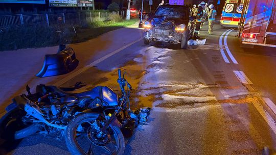 Motocykl zderzył się z samochodem w Niepołomicach. Jedna osoba trafiła do szpitala