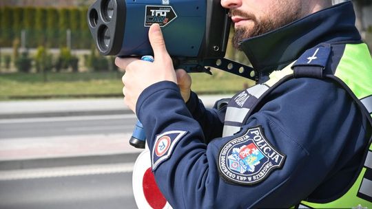 Mrugali światłami, żeby ostrzec przed policją. Dron namierzył kierowców, posypały się mandaty