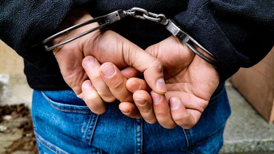policja kajdanki na rękach