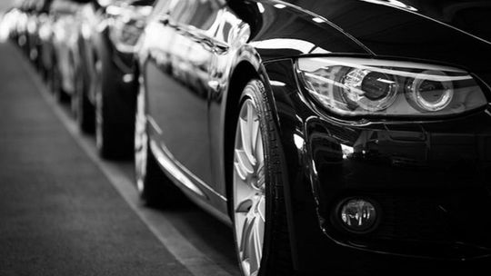 Na nowy samochód czekamy miesiącami a używane podrożały — jak mądrze kupić auto w 2022 roku?