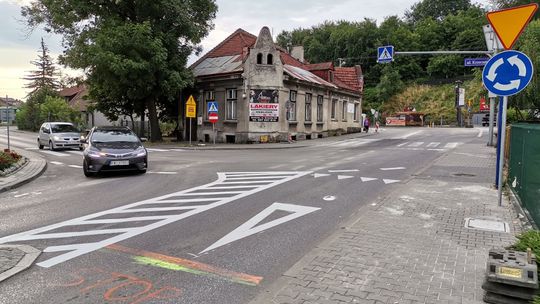 Na skrzyżowaniu ulic Trudnej, Brzeskiej, Krzeczowskiej oraz Poniatowskiego w Bochni obowiązuje ruch okrężny